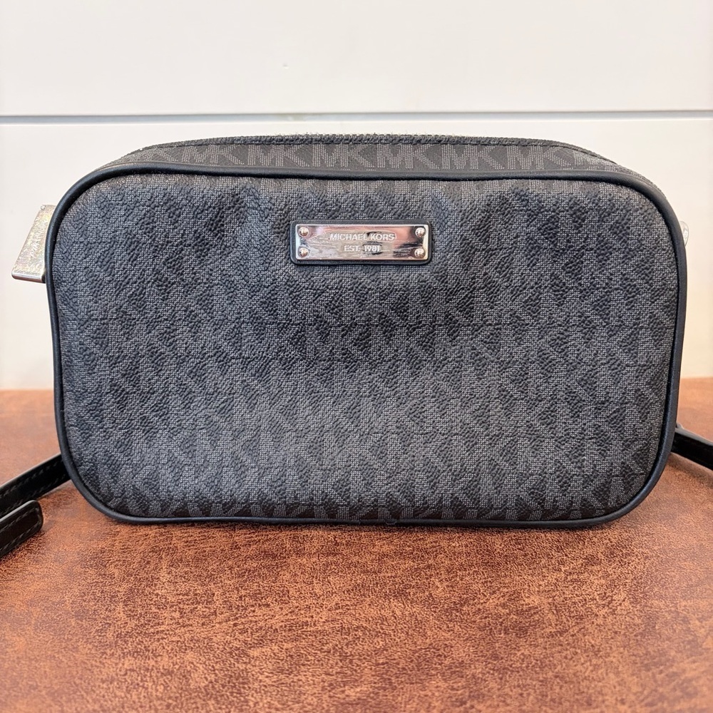Michael Kors Charcoal Logo Classic Crossbody Bag with Chic Infinity Scarf - Picture 2 of 14